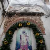 Perlustriamo l�area, ammirando sulla destra una recente immagine di San Nicola inserita in un tabernacolo seicentesco scolpito a grani di rosario